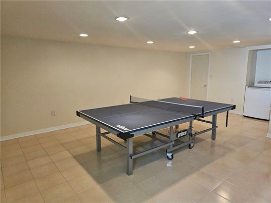 Game Room, Interior, Recessed Lighting