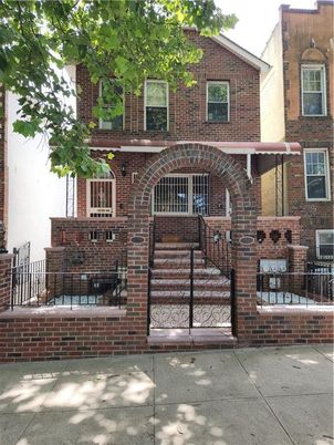 Exterior, Facade, Brick Facade, Rowhouse