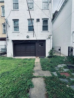 Attached, Exterior, Facade, Rowhouse