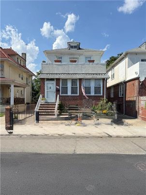 Exterior, Facade, Brick Facade, American Foursquare