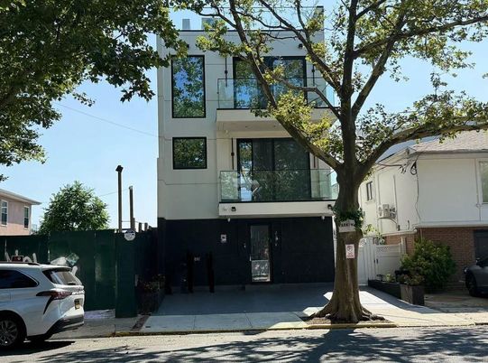 Exterior, Facade, Modern