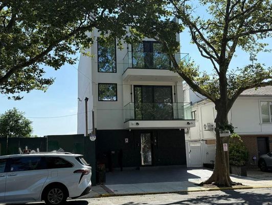 Exterior, Facade, Modern