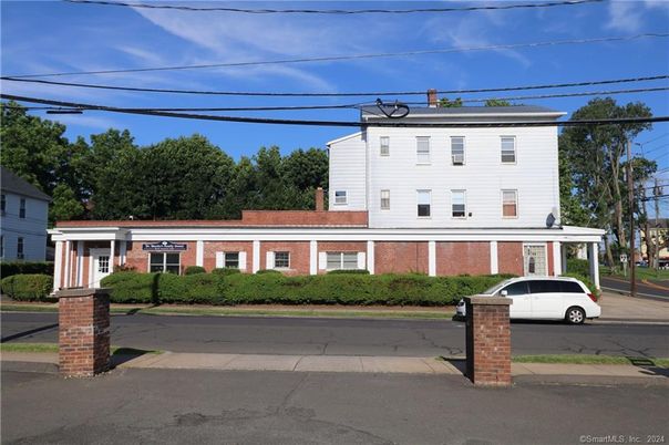 Exterior, Facade, Brick Facade, American Foursquare
