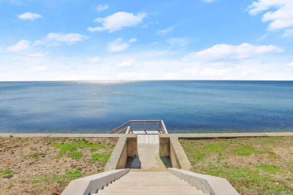 Exterior, Lake