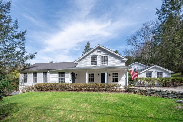 Exterior, Facade, Farmhouse