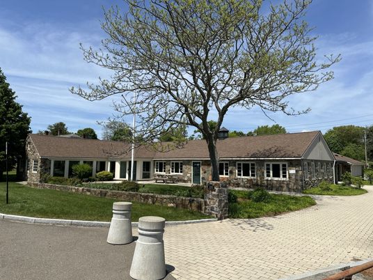 Exterior, Facade, Ranch