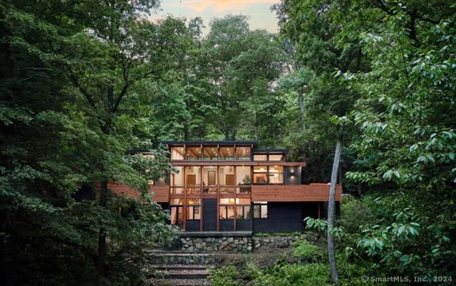 Exterior, Facade, Modern