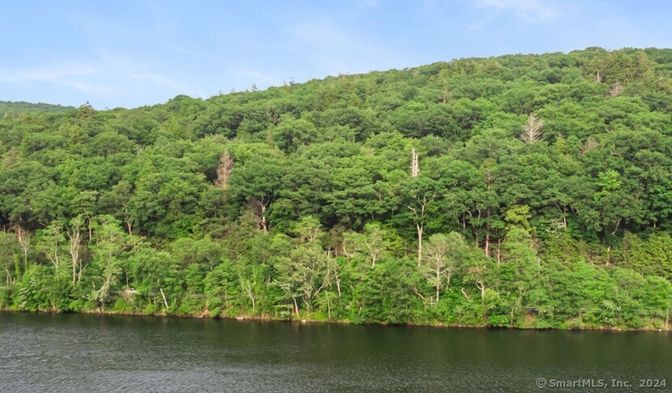 Exterior, Lake