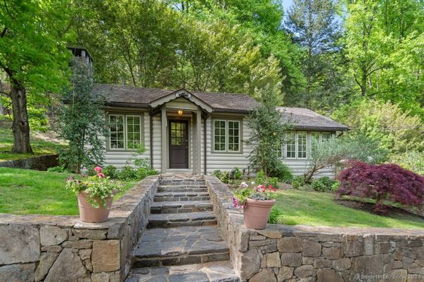 Exterior, Facade, Ranch
