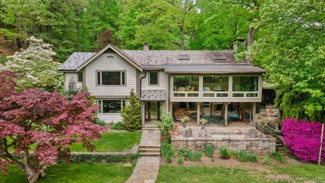 Exterior, Facade, Raised Ranch