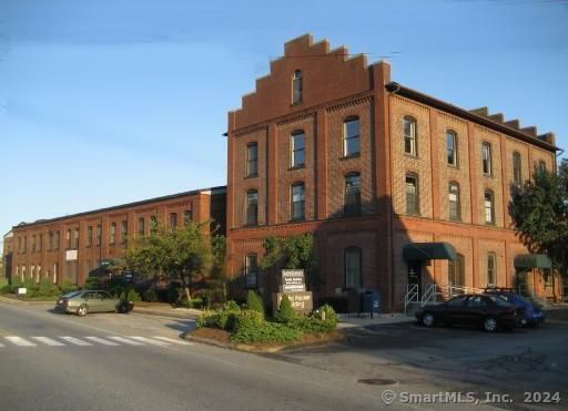 Exterior, Facade, Brick Facade, Chicago School