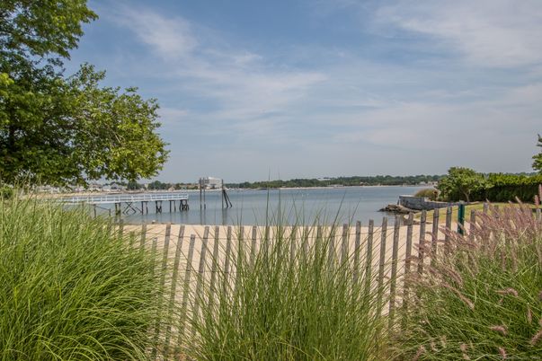 Exterior, Lake