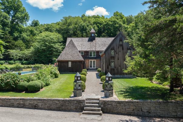 Exterior, Facade, Log Home
