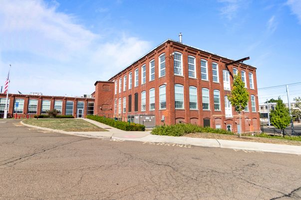 Exterior, Facade, Brick Facade, Chicago School