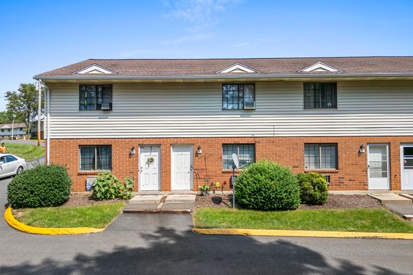 Exterior, Facade, Brick Facade, Split Level