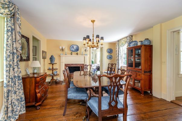 Chandelier, Dining room, Fireplace, Interior, Wood Texture Flooring