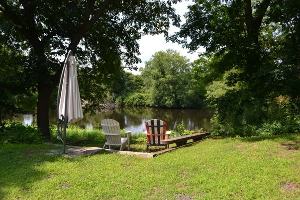 Exterior, Lake