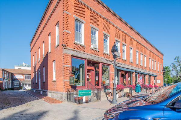 Exterior, Facade, Brick Facade, Chicago School