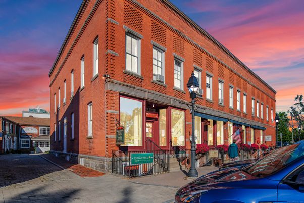 Exterior, Facade, Brick Facade, Chicago School