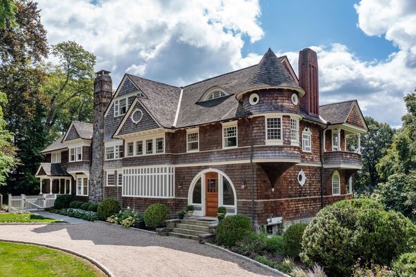 Exterior, Facade, Queen Anne Victorian