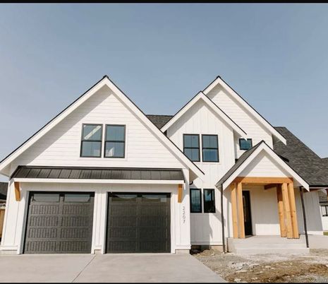 Attached, Exterior, Facade, Farmhouse