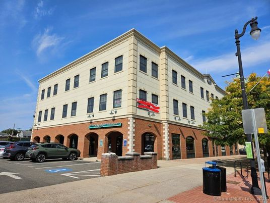 Exterior, Facade, Brick Facade, Chicago School