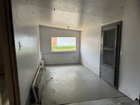 Empty room, Interior