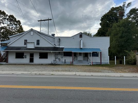 Exterior, Facade, Farmhouse