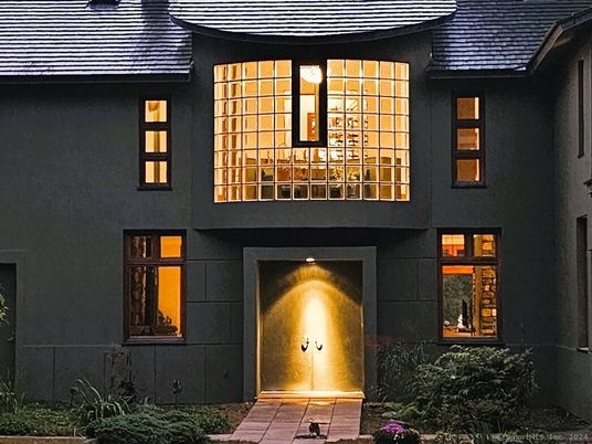 Exterior, Facade, Modern