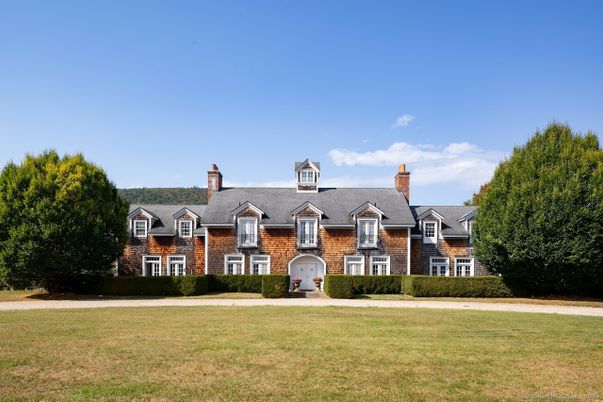 Exterior, Facade, Brick Facade, Georgian