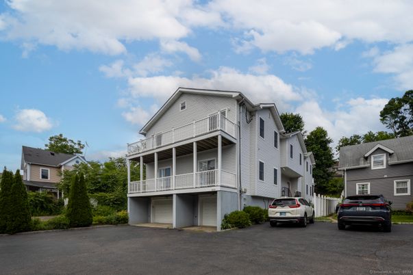Exterior, Facade, Rowhouse