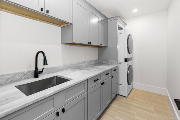 Interior, Recessed Lighting, Washer, Wood Texture Flooring