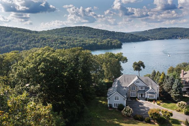 Exterior, Lake