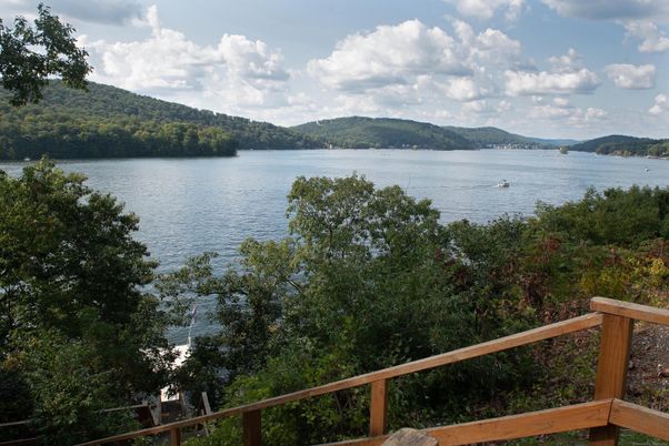 Exterior, Lake