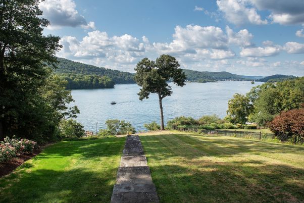 Exterior, Lake