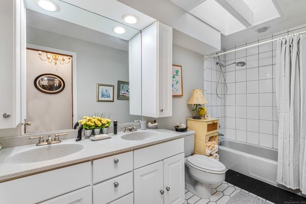 Bathroom, Dual Sink Vanities, Interior, Recessed Lighting
