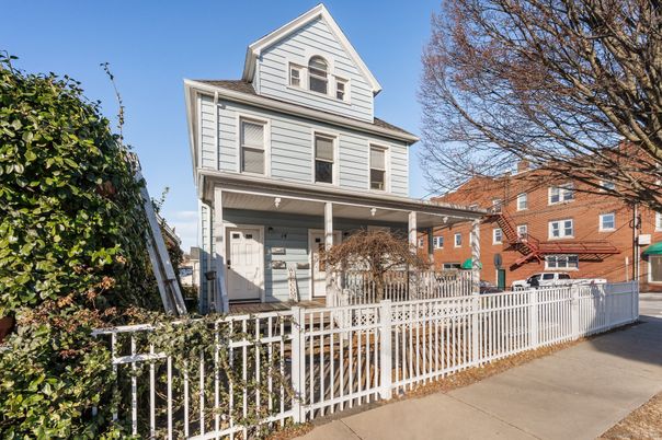 Attached, Exterior, Facade, Brick Facade, Queen Anne Victorian