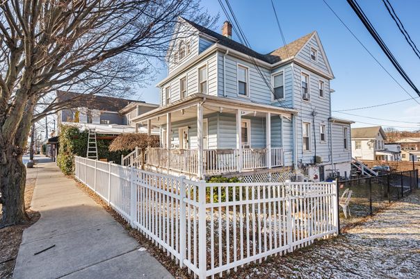 Exterior, Facade, Queen Anne Victorian