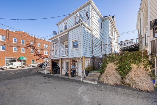 Exterior, Facade, Rowhouse
