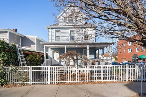 Exterior, Facade, American Foursquare