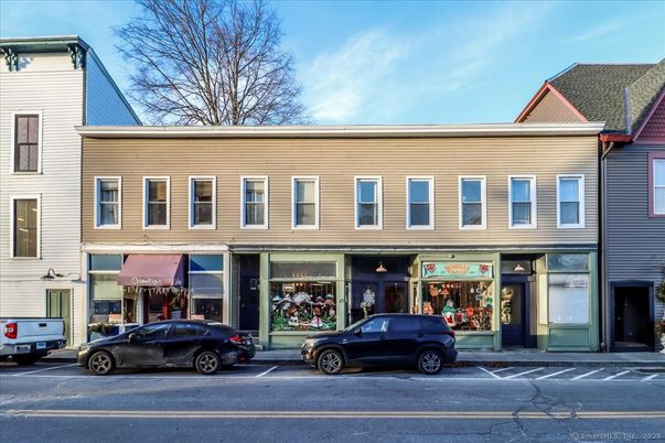 Exterior, Facade, Rowhouse