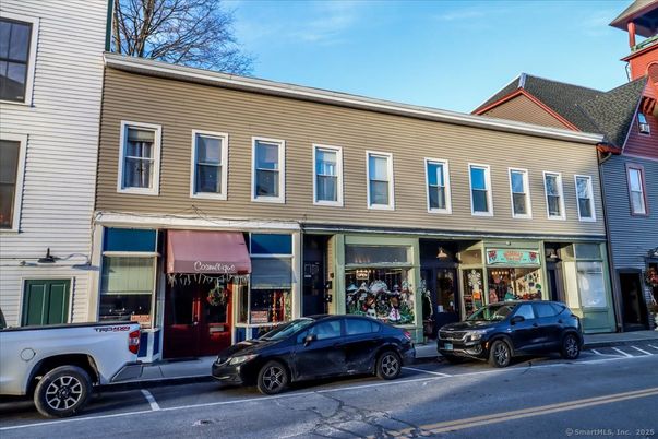 Exterior, Facade, Rowhouse