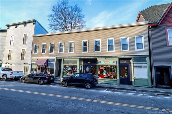 Exterior, Facade, Rowhouse