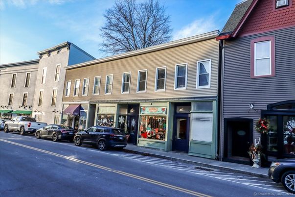 Exterior, Facade, Rowhouse