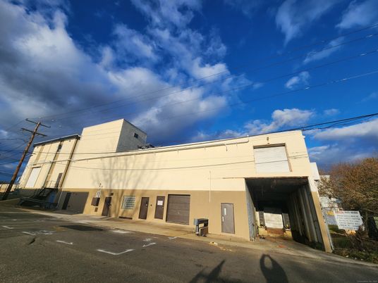 Exterior, Facade, Modern