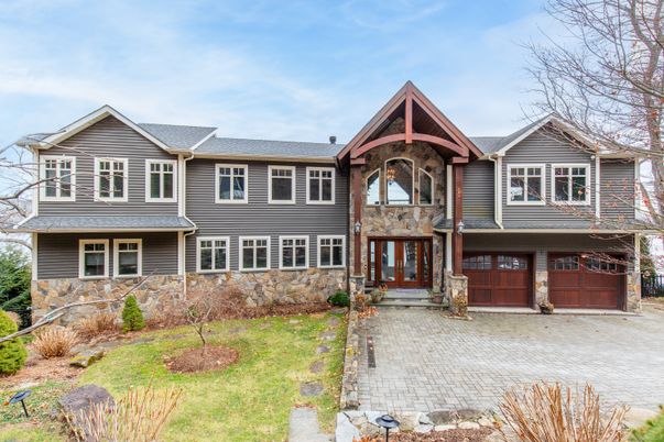 Attached, Exterior, Facade, Queen Anne Victorian