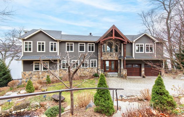 Attached, Exterior, Facade, Queen Anne Victorian