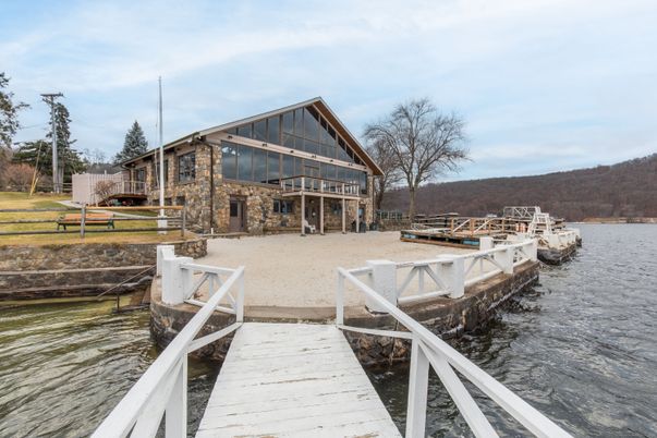 Exterior, Lake