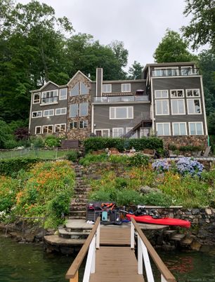 Exterior, Facade, Lake, Brownstone