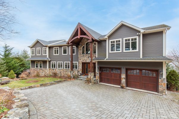 Attached, Exterior, Facade, Queen Anne Victorian